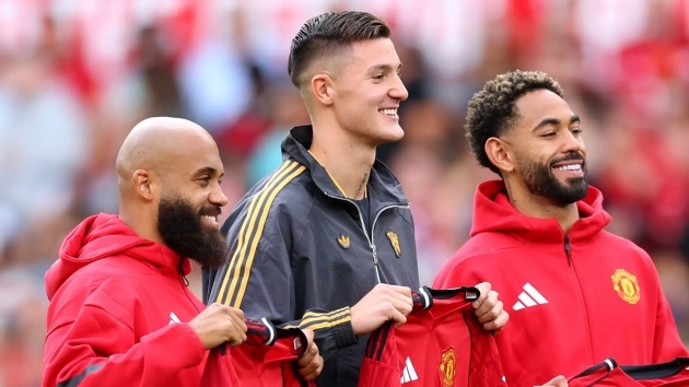 Benjamin Sesko, Peter Crouch, MU, Premier League, Matheus Cunha, Bryan Mbeumo, hàng công MU