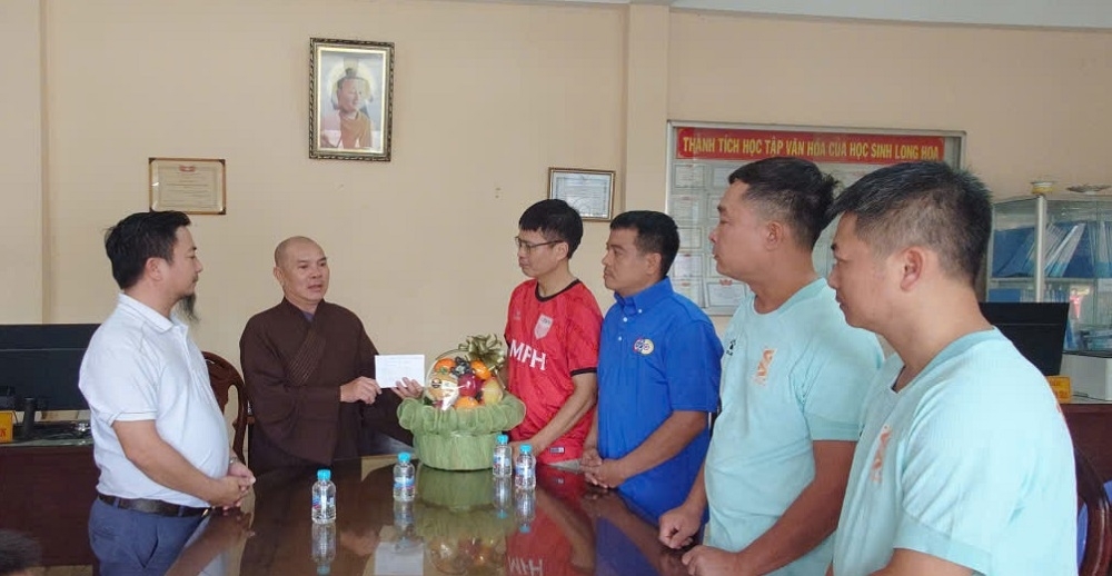 Trái bóng yêu thương, chùa Long Hoa, trẻ mồ côi, tiếp sức học tập, giải bóng đá từ thiện, Pickleball, 10 MPH FC, CEO FC, Đặng Phương Nam