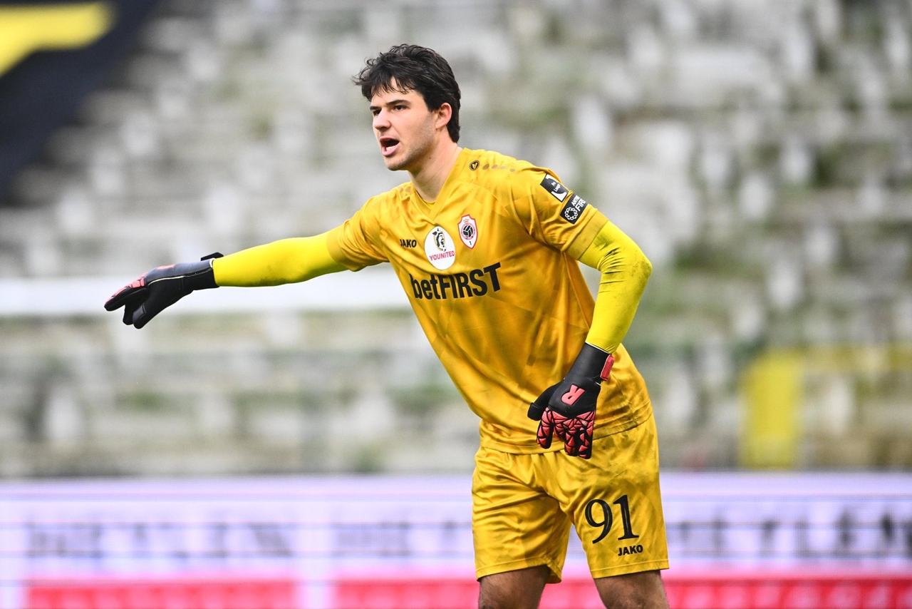 Senne Lammens, tiểu sử Senne Lammens, thủ môn Royal Antwerp, Manchester United, Club Brugge, Jupiler Pro League, bóng đá Bỉ, tài năng trẻ, chuyển nhượng 2025