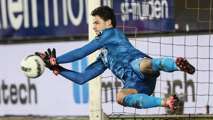 Senne Lammens, tiểu sử Senne Lammens, thủ môn Royal Antwerp, Manchester United, Club Brugge, Jupiler Pro League, bóng đá Bỉ, tài năng trẻ, chuyển nhượng 2025