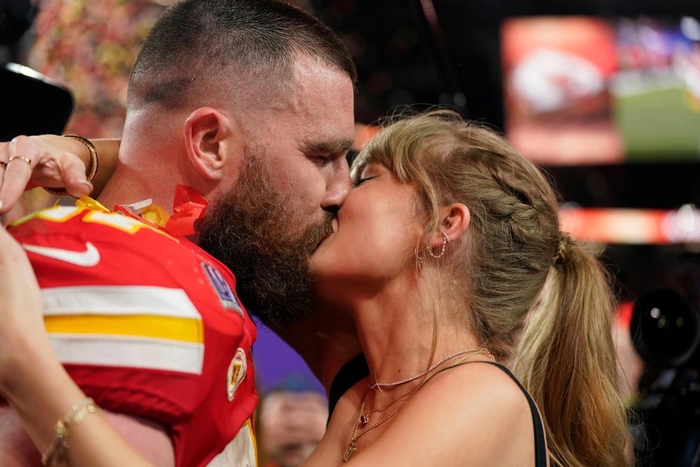 Taylor Swift, Travis Kelce, đính hôn, cô giáo tiếng Anh, thầy thể dục