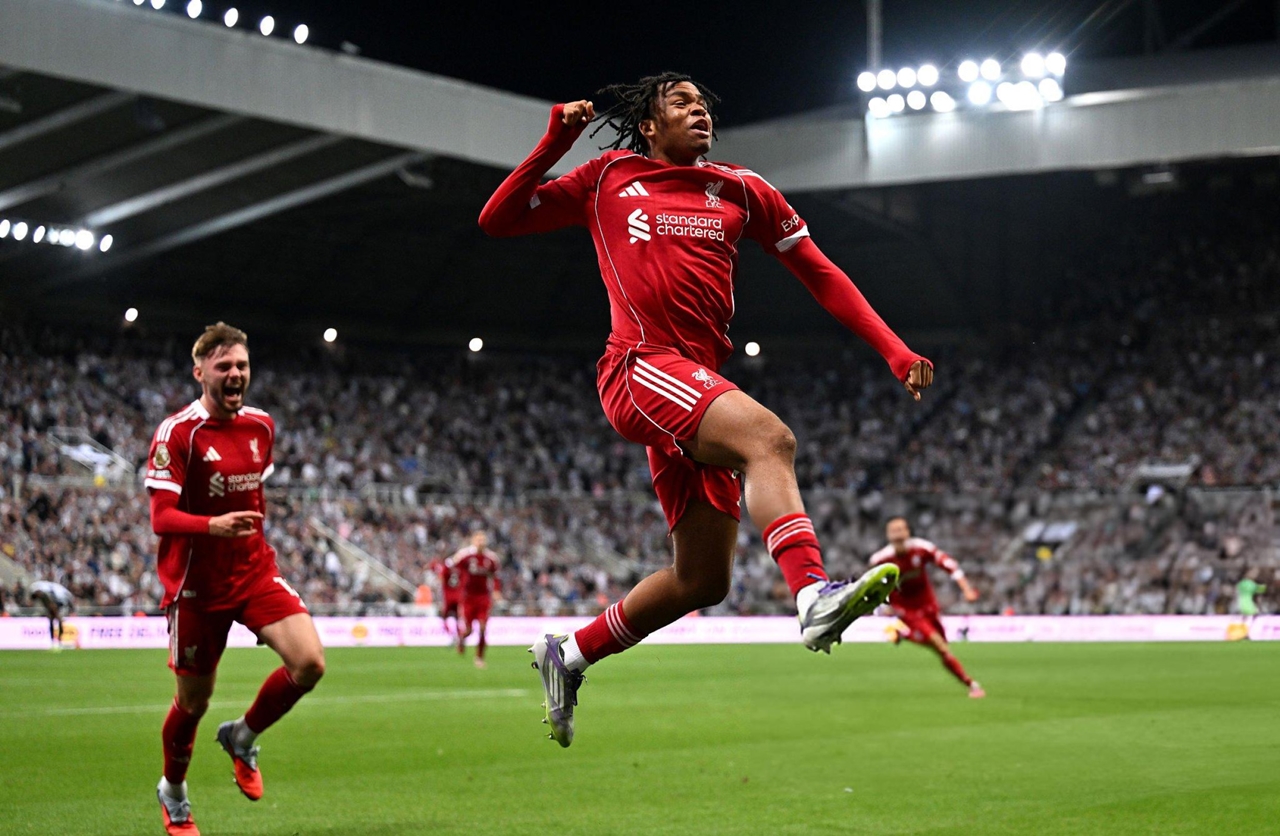 Rio Ngumoha, mức lương Liverpool, thần đồng Liverpool, hợp đồng chuyên nghiệp, Premier League