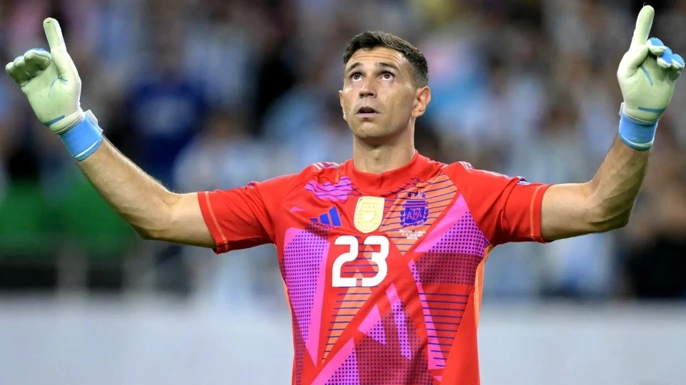 Emiliano Martinez, MU chiêu mộ Martinez, chuyển nhượng MU 2025, Aston Villa, thủ môn Argentina, Quỷ đỏ