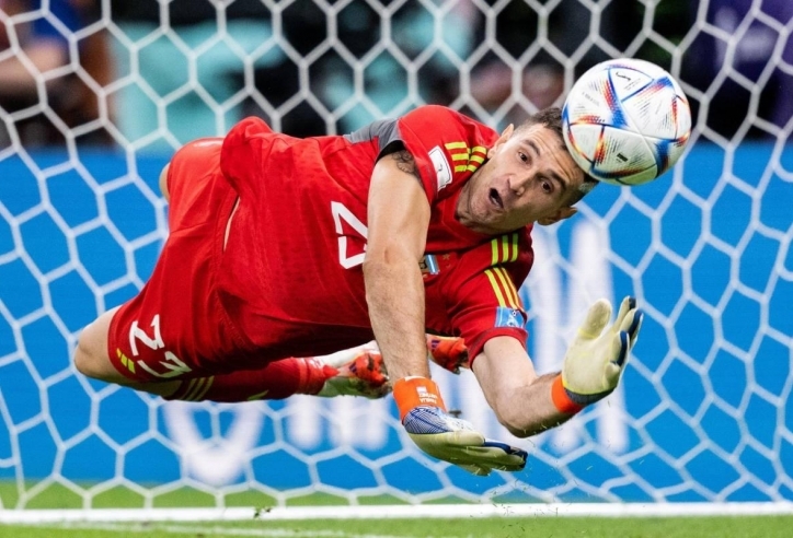 Emiliano Martinez, MU chiêu mộ Martinez, chuyển nhượng MU 2025, Aston Villa, thủ môn Argentina, Quỷ đỏ