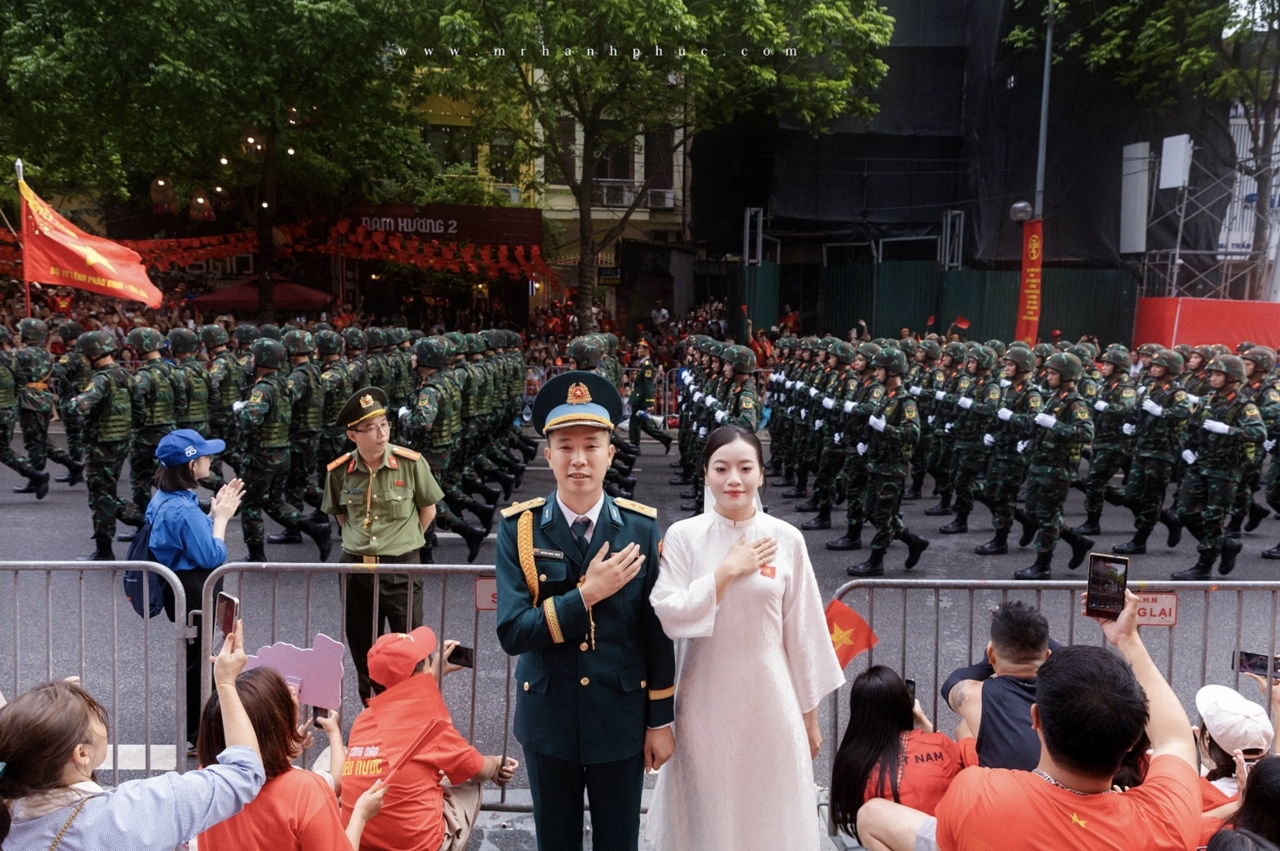 Ảnh cưới diễu binh, Trịnh Xuân Vinh, Nguyễn Thị Tuyết Ngân, Quốc khánh 2/9, ảnh cưới Hà Nội