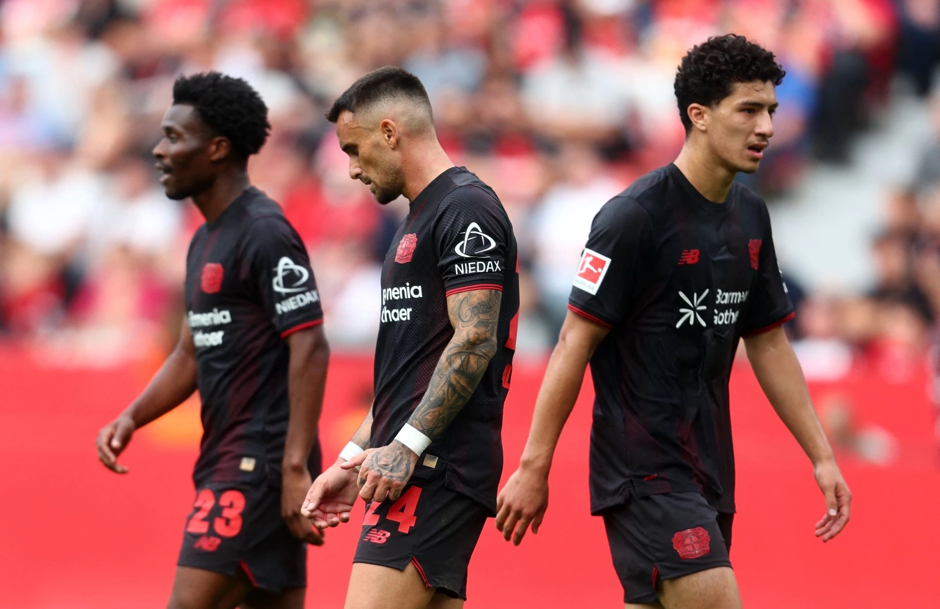 Leverkusen, Ten Hag, Bundesliga, sa thải HLV, BayArena
