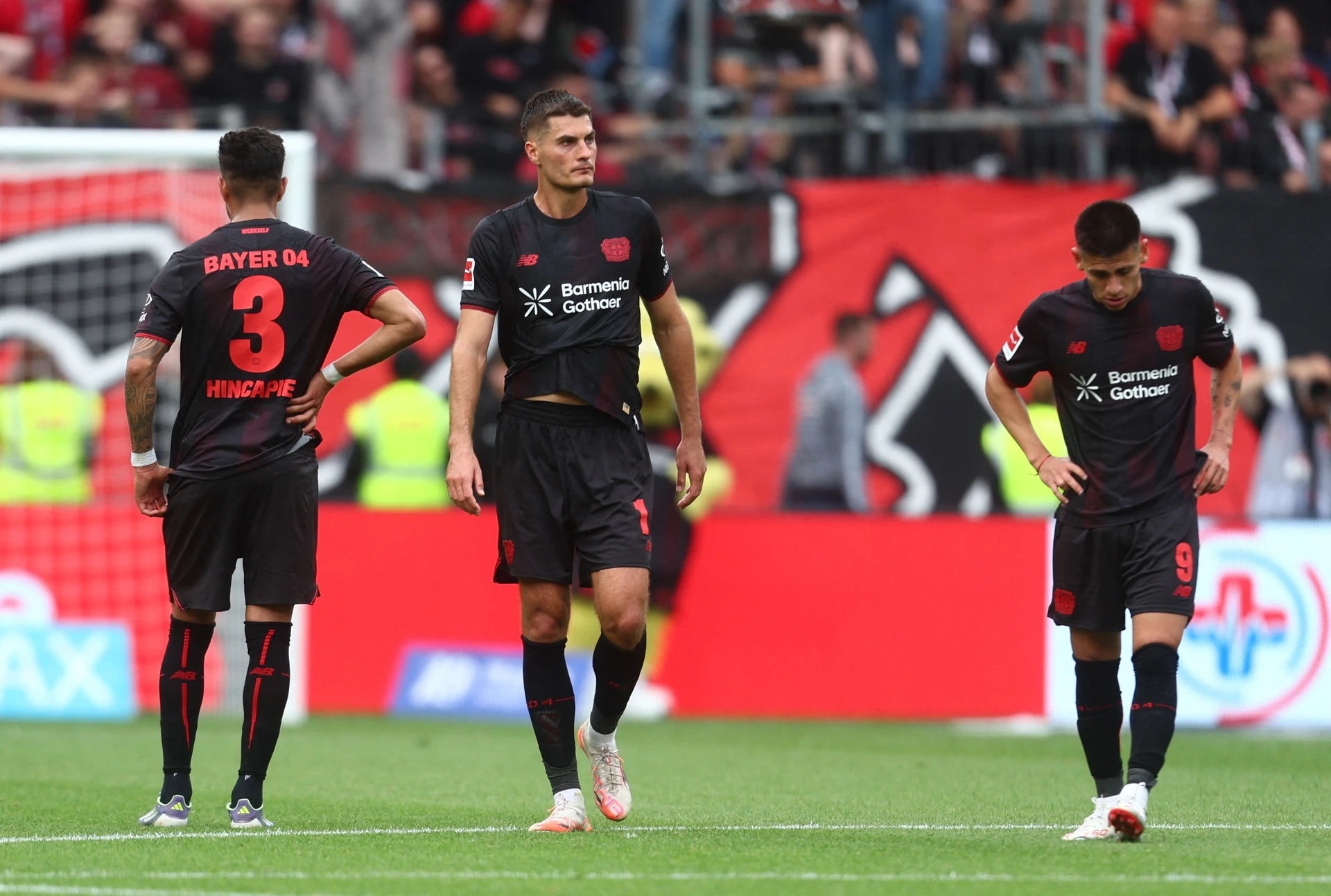 Leverkusen, Ten Hag, Bundesliga, sa thải HLV, BayArena