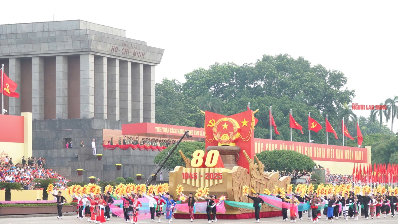 Diễu binh 2/9, Tàu ngầm Kilo, Su-30MK2, Khí tài hiện đại, Quảng trường Ba Đình, diễu binh trên biển