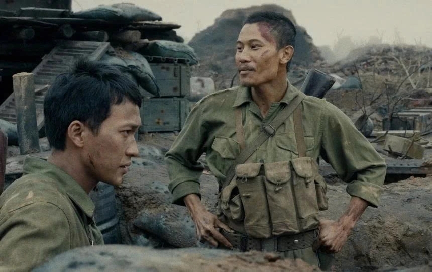 Phân tích các biểu hiện tâm lý tiêu cực xuất hiện ở điều tra viên trong quá trình điều tra vụ án hình sự và phương hướng khắc phục những khó khăn tâm lý đó Điều tra viên hình sự thường phải đối mặt với môi trường làm việc khắc nghiệt, bao gồm tiếp xúc trực tiếp hoặc gián tiếp với các hiện trường tội phạm nghiêm trọng như giết người, cưỡng hiếp hay tội phạm liên quan đến trẻ em. Họ chịu áp lực thời gian lớn, kỳ vọng từ công chúng và truyền thông, cùng với trách nhiệm cao trong việc thu thập chứng cứ. Những yếu tố này có thể dẫn đến các biểu hiện tâm lý tiêu cực, được phân loại chủ yếu dựa trên các nghiên cứu về stress nghề nghiệp trong lĩnh vực tư pháp hình sự. Các biểu hiện này có thể tích lũy theo thời gian hoặc bùng phát sau sự kiện cụ thể, dẫn đến suy giảm hiệu suất công việc, sức khỏe cá nhân và mối quan hệ xã hội. Một trong những biểu hiện phổ biến nhất là stress và kiệt sức, hay còn gọi là burnout. Điều tra viên có thể cảm thấy mệt mỏi kéo dài, giảm chất lượng công việc, dễ mắc lỗi và thất vọng khi không giải quyết được vụ án, chẳng hạn như biết nghi phạm nhưng thiếu chứng cứ. Họ trở nên cáu kỉnh, xa lánh đồng nghiệp và ảnh hưởng đến cuộc sống gia đình. Tiếp theo là chấn thương thứ cấp, xảy ra khi tiếp xúc gián tiếp với chấn thương của nạn nhân, dẫn đến triệu chứng giống như rối loạn stress sau chấn thương, bao gồm ác mộng, tránh né, tê liệt cảm xúc và thay đổi nhận thức về thế giới, như mất lòng tin vào con người. Điều này đặc biệt phổ biến ở những người xử lý tội phạm tình dục hoặc trẻ em, với tỷ lệ cao. Rối loạn stress sau chấn thương, hay PTSD, cũng là một vấn đề nghiêm trọng, với các triệu chứng như hồi tưởng hình ảnh hiện trường ghê rợn, mất ngủ, lo âu, trầm cảm và tránh né xã hội. Khoảng 9-20% điều tra viên hiện trường tội phạm có nguy cơ cao, đặc biệt khi xử lý thi thể hoặc tiếp xúc với gia đình nạn nhân. Ngoài ra, còn có các vấn đề cảm xúc và hành vi khác như giận dữ, cô lập xã hội, nghiện rượu (thường cao hơn ở nam giới), tự tử (tỷ lệ cao gấp đôi so với tử vong do công việc) và giảm đồng cảm. Điều tra viên có thể bị ám ảnh bởi vụ án chưa giải quyết, dẫn đến suy kiệt sức khỏe. Những biểu hiện này thường nghiêm trọng hơn ở những người xử lý tội phạm nghiêm trọng như giết người hàng loạt hoặc tội phạm trẻ em, và bị ảnh hưởng bởi yếu tố cá nhân như lịch sử chấn thương trước đó hoặc tính cách hướng nội. Dưới đây là bảng tóm tắt các biểu hiện chính và ví dụ cụ thể:                               Biểu hiện tâm lý tiêu cựcMô tả và ví dụTác động phổ biếnStress và kiệt sứcMệt mỏi kéo dài, thất vọng với kết quả điều traGiảm hiệu suất, lỗi nghiệp vụ, căng thẳng gia đìnhChấn thương thứ cấpÁc mộng, tê liệt cảm xúc từ tiếp xúc nạn nhânMất lòng tin xã hội, xa lánh đồng nghiệpPTSDHồi tưởng hiện trường, lo âu, mất ngủNguy cơ tự tử cao, rời bỏ công việc sớmGiận dữ và cô lậpCảm giác bất lực, nghiện chấtẢnh hưởng mối quan hệ, sức khỏe thể chất kém Để khắc phục các khó khăn tâm lý này, cần kết hợp các chiến lược cá nhân, tổ chức và chuyên nghiệp, nhấn mạnh vai trò của hỗ trợ sớm và phòng ngừa để tăng cường khả năng phục hồi. Ở mức độ cá nhân, điều tra viên có thể sử dụng cơ chế bảo vệ tâm lý như tách biệt cảm xúc, trí tuệ hóa (tập trung vào chi tiết kỹ thuật để giảm cảm xúc) và hài hước lành mạnh để giảm căng thẳng và gắn kết đồng nghiệp, tránh chế nhạo nạn nhân. Thực hành tự chăm sóc cũng quan trọng, bao gồm tập thể dục, thiền định, mindfulness để giảm mối liên hệ giữa stress và triệu chứng, cùng với duy trì sở thích ngoài công việc để cân bằng cuộc sống. Hỗ trợ xã hội và đồng nghiệp đóng vai trò then chốt. Khuyến khích chia sẻ với đồng nghiệp hoặc nhóm hỗ trợ, đặc biệt sau sự kiện nghiêm trọng, có thể giảm nguy cơ burnout lên đến 50%. Xây dựng mạng lưới chuyên nghiệp qua hội nghị hoặc diễn đàn trực tuyến giúp chia sẻ kinh nghiệm và giảm cảm giác cô lập. Về mặt tổ chức, thực hiện debriefing sau sự kiện, hay Critical Incident Stress Debriefing, là biện pháp hiệu quả. Các buổi họp nhóm trong 24-72 giờ sau vụ án bao gồm chia sẻ cảm xúc, giáo dục về phản ứng stress bình thường và giới thiệu hỗ trợ, giúp giảm triệu chứng PTSD và tăng đoàn kết. Ngoài ra, đào tạo và sàng lọc trước khi tuyển dụng là cần thiết, bao gồm đào tạo kỹ năng đối phó, giảm ca làm việc luân phiên và sàng lọc tâm lý để phù hợp với vai trò, ví dụ tránh giao vụ án trẻ em cho người dễ bị ảnh hưởng. Tư vấn chuyên nghiệp nên được khuyến khích mà không kỳ thị, bao gồm trị liệu cá nhân hoặc gia đình để xử lý spillover, tức lan tỏa cảm xúc sang cuộc sống cá nhân. Các biện pháp dài hạn từ tổ chức bao gồm tăng hỗ trợ từ lãnh đạo như công nhận thành tích, cung cấp tài nguyên nghỉ phép đặc biệt sau vụ án lớn và giám sát định kỳ sức khỏe tâm lý. Sử dụng công cụ đo lường chuẩn để phát hiện sớm và can thiệp kịp thời giúp giảm tỷ lệ rời bỏ công việc. Tóm lại, các biểu hiện tâm lý tiêu cực ở điều tra viên không chỉ ảnh hưởng đến cá nhân mà còn đến hiệu quả điều tra vụ án. Việc khắc phục cần cách tiếp cận toàn diện, bắt đầu từ nhận thức cá nhân đến hỗ trợ hệ thống, nhằm duy trì sức khỏe và hiệu suất lâu dài. Bằng cách áp dụng các phương hướng này, điều tra viên có thể vượt qua khó khăn và tiếp tục đóng góp cho công lý xã hội.
