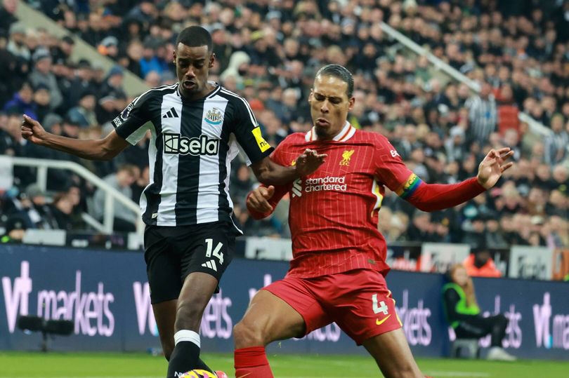 Van Dijk, Isak, Liverpool, Newcastle, chuyển nhượng, Anfield