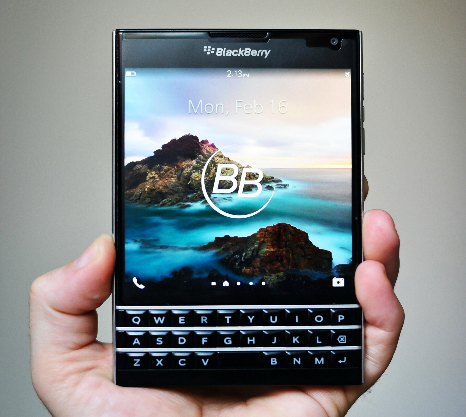 BlackBerry Passport tái xuất với Android 14 và camera 50MP