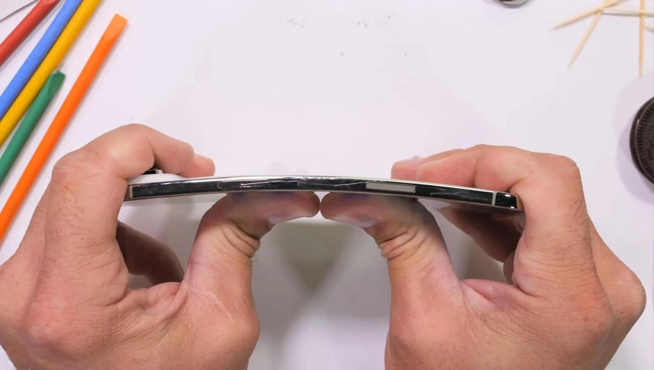 iPhone Air, #Bendgate, iPhone 6 Plus, độ bền iPhone, JerryRigEverything