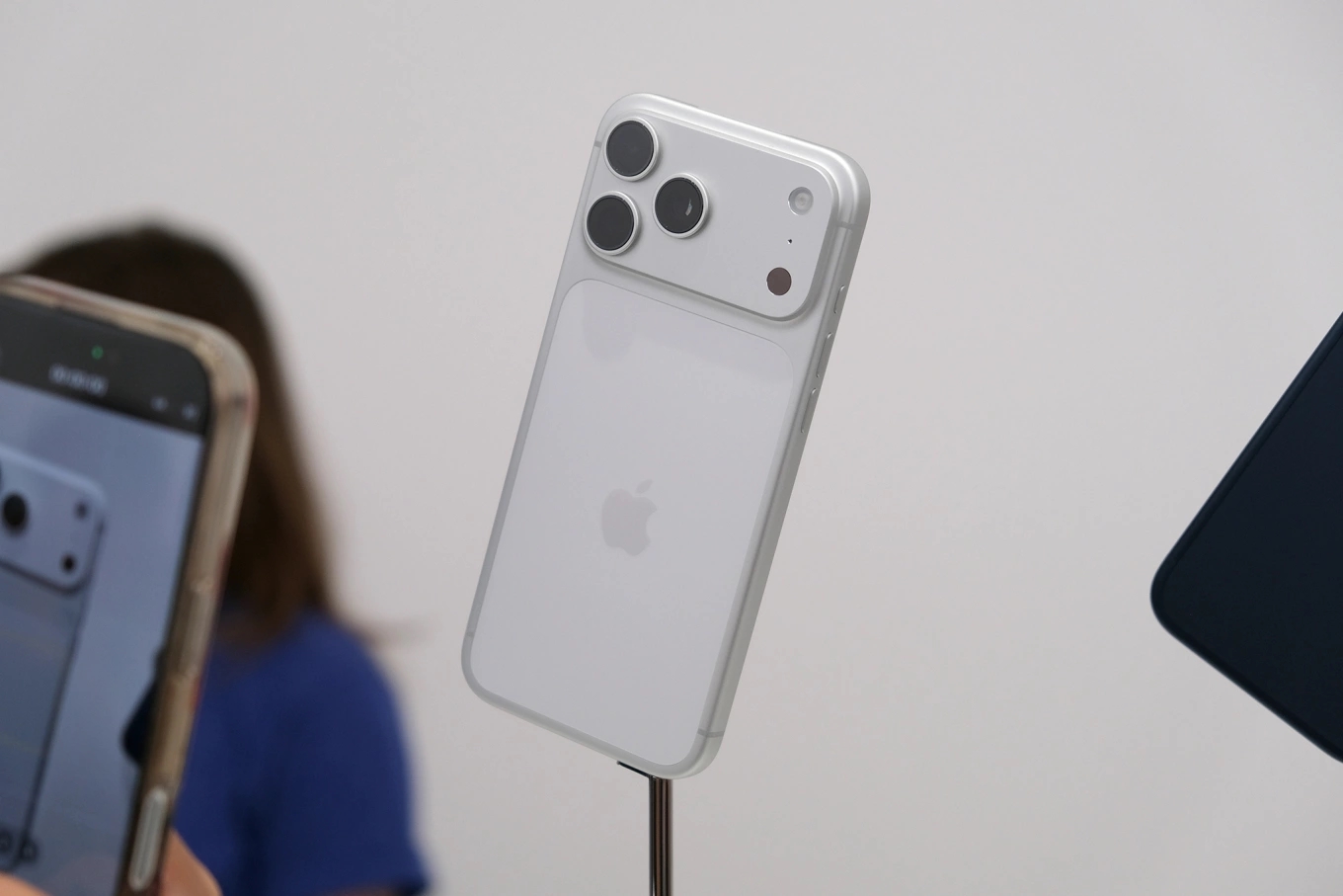 iPhone 17 Pro Max, iPhone 17 Pro Max màu bạc, iPhone 17 Pro Max màu cam, giá iPhone 17 Pro Max, iPhone 17 Pro Max khan hàng