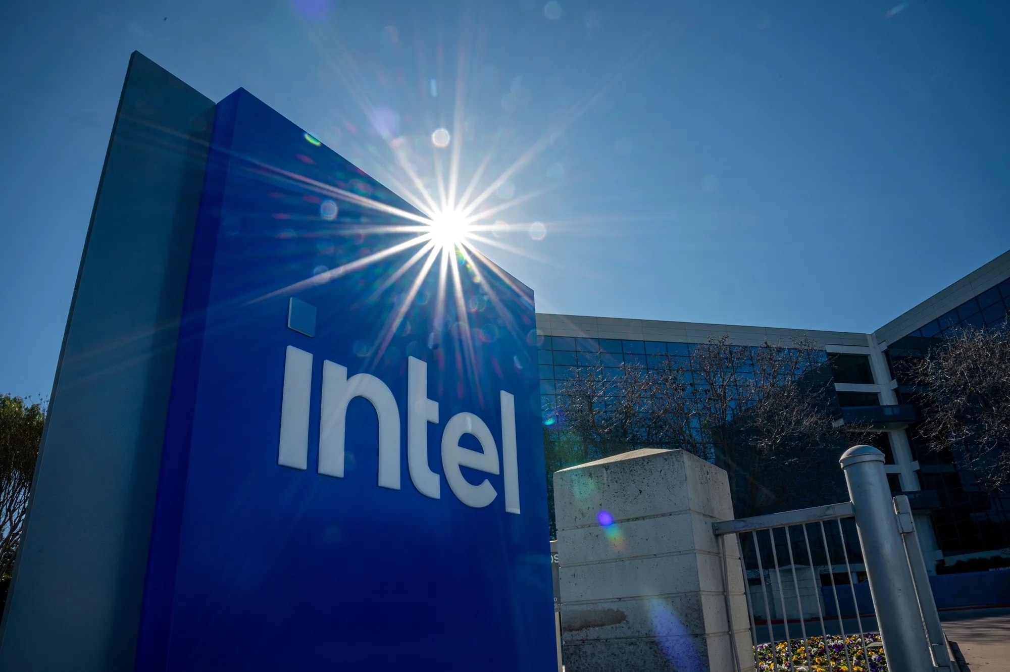 Intel, đầu tư từ Apple, tái cấu trúc Intel, công nghệ chip, hợp tác Apple Intel, sản xuất vi mạch, CEO Lip-Bu Tan, TSMC, đầu tư chính phủ Mỹ, đối thủ Nvidia