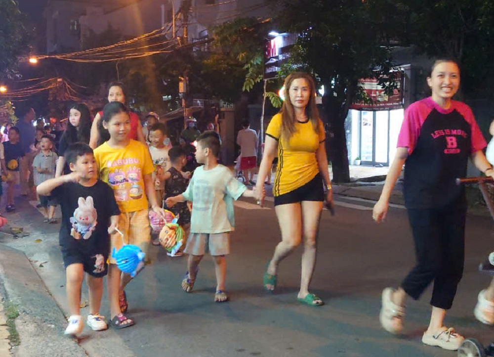 Đêm hội trăng Rằm, Tết Trung thu, khu phố 33 phường Tân Hưng, thiếu nhi, rước đèn ông sao, phá cỗ Trung thu, TP Hồ Chí Minh, hoạt động cộng đồng, niềm vui Trung thu, tình làng nghĩa xóm