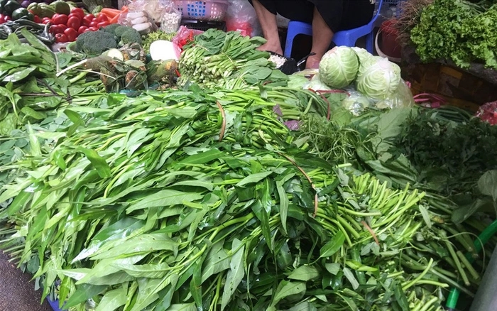 Giá rau xanh hôm nay 16/10, giá rau xanh, giá rau hôm nay, rau tăng giá sau bão, giá rau Hà Nội, tiểu thương chợ Nghĩa Tân