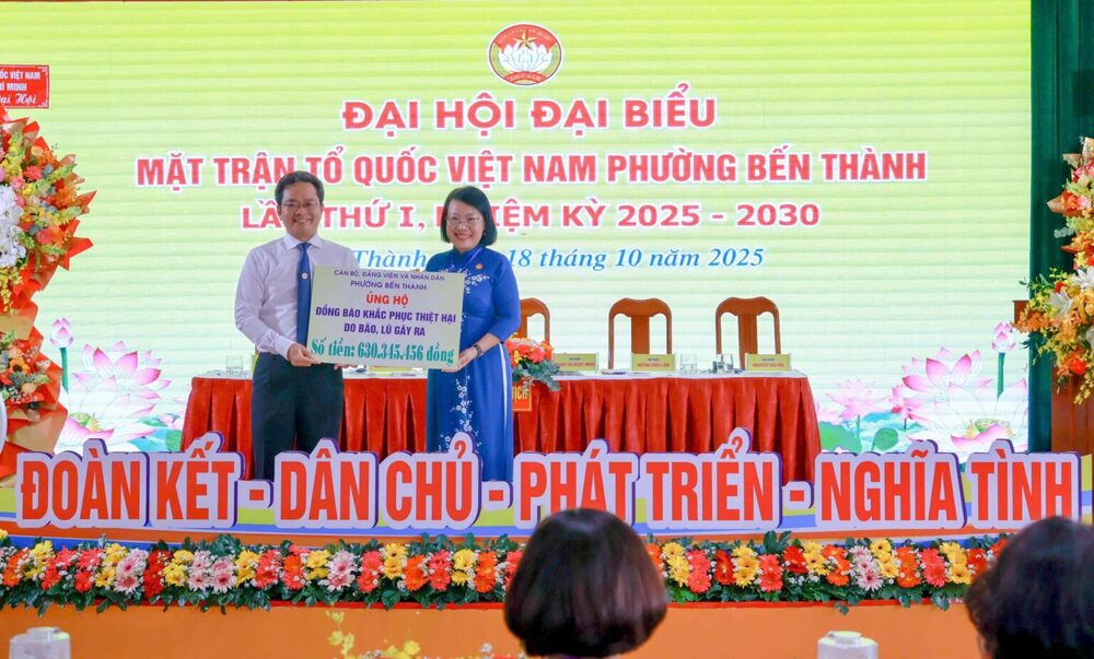 Đại diện Ủy ban MTTQ Việt Nam TPHCM tiếp nhận bảng tượng trưng đóng góp hỗ trợ đồng bào bị thiệt hại do cơn bão số 10 gây ra từ cán bộ, đảng viên và Nhân dân phường Bến Thành