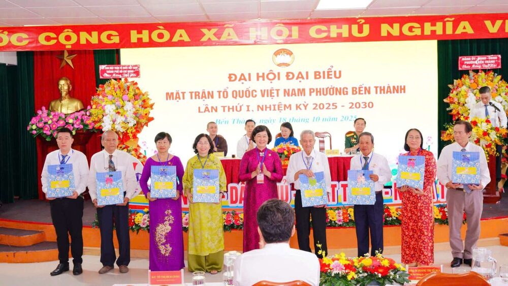 Bà Hoàng Thị Tố Nga, Bí thư Đảng ủy, Chủ tịch HĐND phường Bến Thành tặng quà tri ân các vị Ủy viên không tham gia Ủy ban MTTQ Việt Nam phường nhiệm kỳ 2025 – 2030
