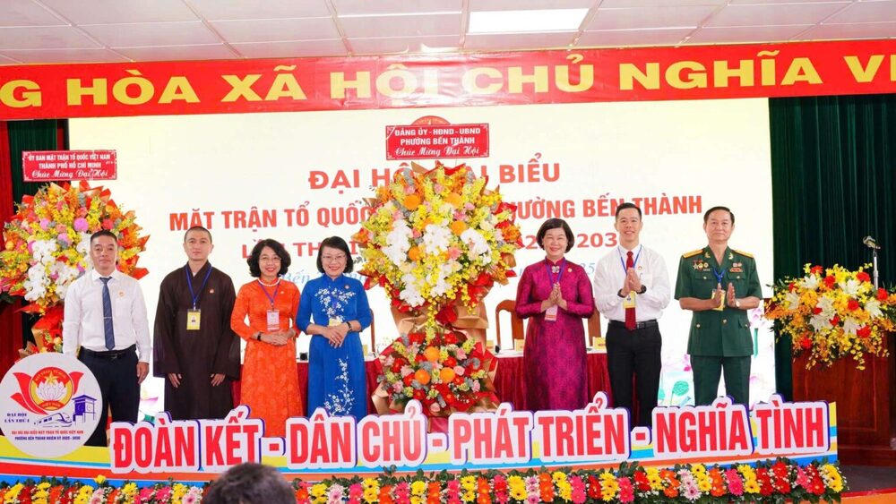 Lãnh đạo phường Bến Thành tặng hoa chúc mừng Đại hội