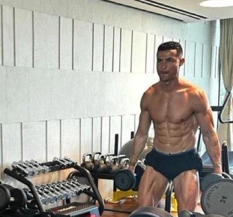 Ronaldo khoe cơ khủng ở tuổi 41