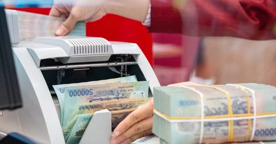 Lãi suất tiết kiệm vọt lên gần 7% một năm