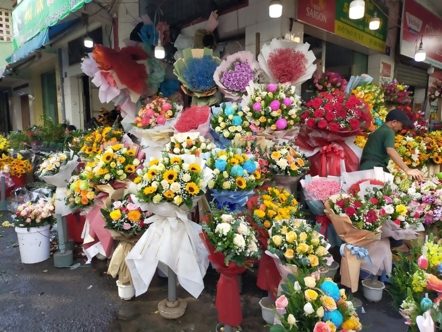 Giá hoa tươi hôm nay, giá hoa 20/11, hoa tươi Ngày Nhà giáo Việt Nam, thị trường hoa 20/11, giá hoa hồng Ecuador, giá hoa tulip, giá hoa ly, quà tặng 20/11