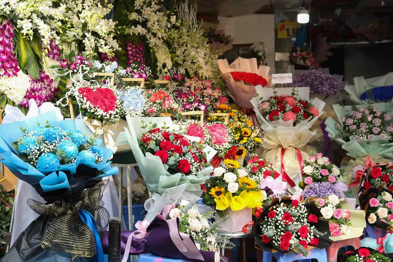 Giá hoa tươi hôm nay, giá hoa 20/11, hoa tươi Ngày Nhà giáo Việt Nam, thị trường hoa 20/11, giá hoa hồng Ecuador, giá hoa tulip, giá hoa ly, quà tặng 20/11