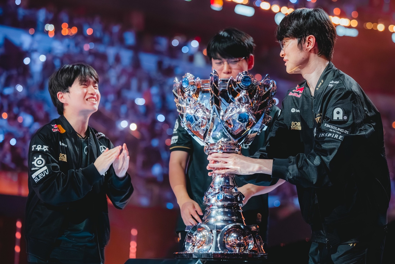 Gumayusi ra đi: Nước đi sai lầm của T1?