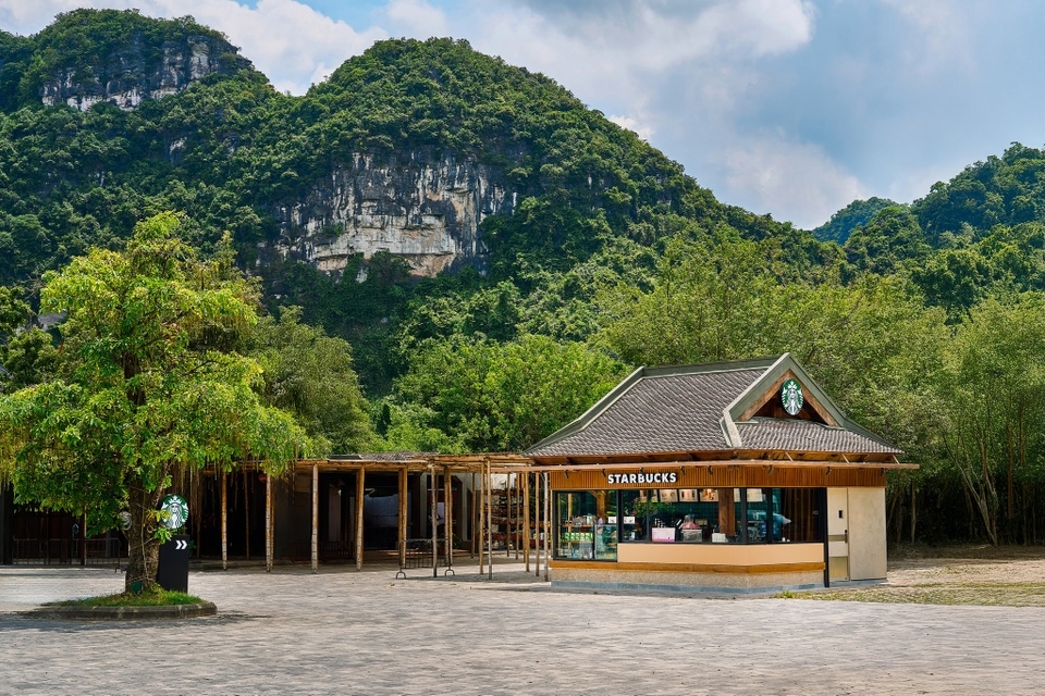 Starbucks, Highlands Coffee, không gian di sản, F&B, mở rộng chuỗi cà phê, mô hình kinh doanh F&B, chiến lược thương hiệu