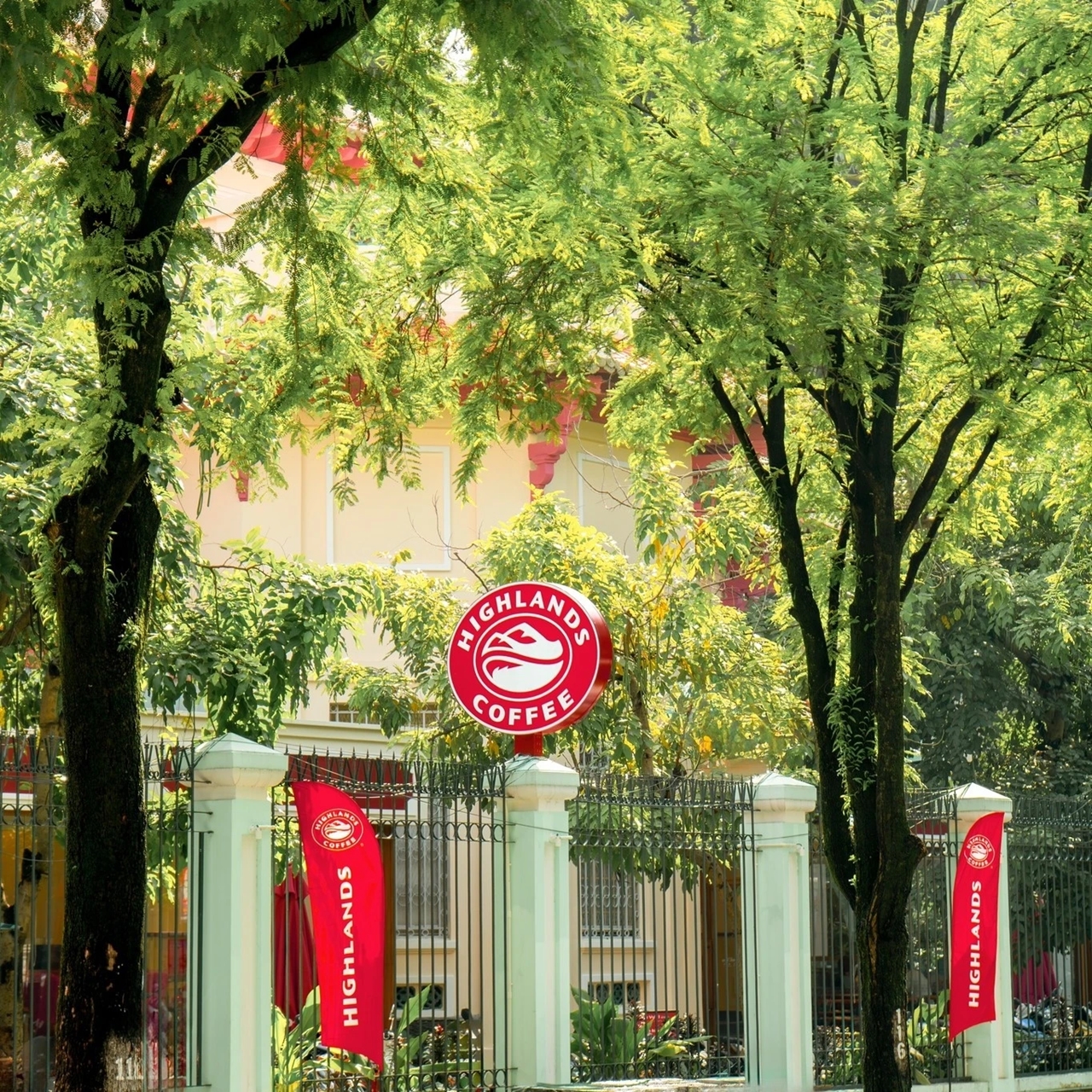 Starbucks, Highlands Coffee, không gian di sản, F&B, mở rộng chuỗi cà phê, mô hình kinh doanh F&B, chiến lược thương hiệu