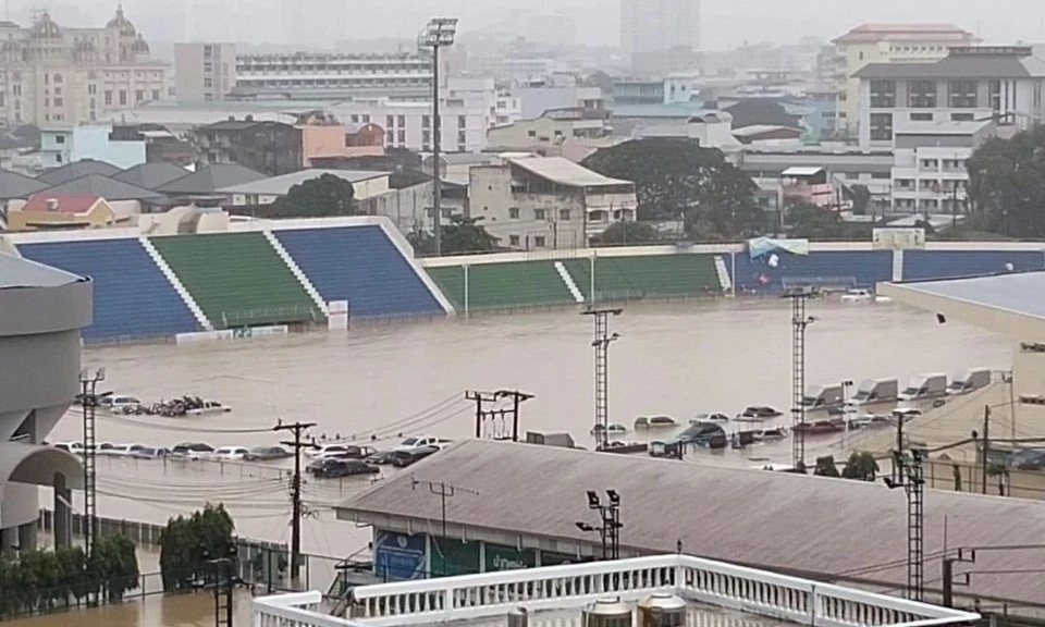 SEA Games 33, U22 Việt Nam, mưa lũ Thái Lan, sân Tinsulanon, Rajamangala, Đại học Thammasat, thay đổi sân thi đấu