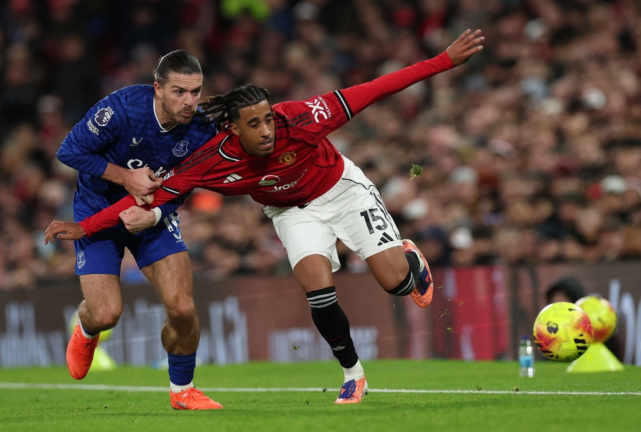 MU thua Everton, MU thua muối mặt, MU vs Everton, Premier League vòng 12, MU chơi hơn người