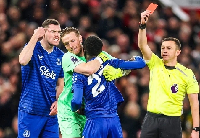 thẻ đỏ MU, MU vs Everton, Idrissa Gueye, Michael Keane, Premier League, MU thua trên sân nhà