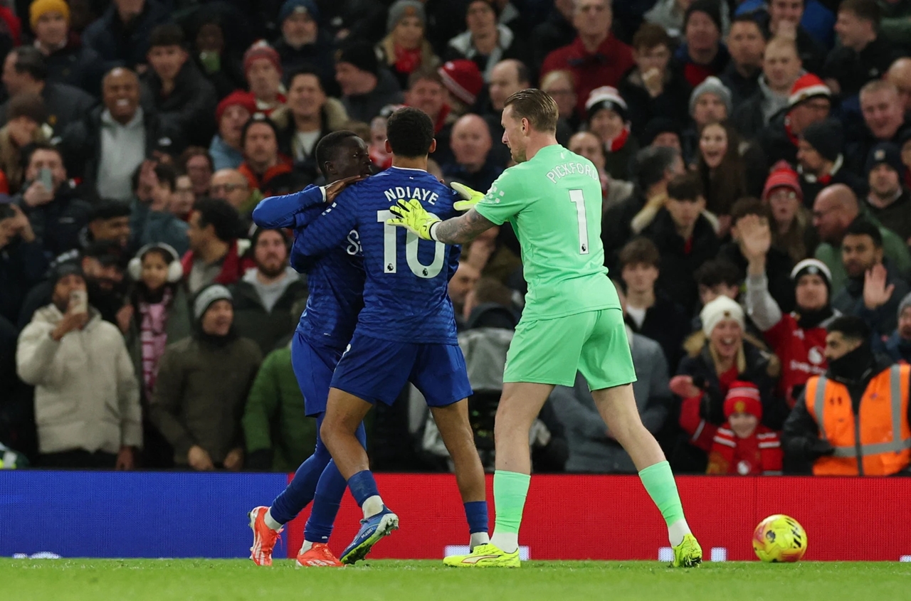 thẻ đỏ MU, MU vs Everton, Idrissa Gueye, Michael Keane, Premier League, MU thua trên sân nhà