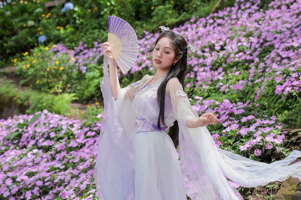 quán cà phê Đà Lạt, chủ quán cosplay TVB, khách tăng 300%, hóa trang cổ trang, hiện tượng mạng Đà Lạt