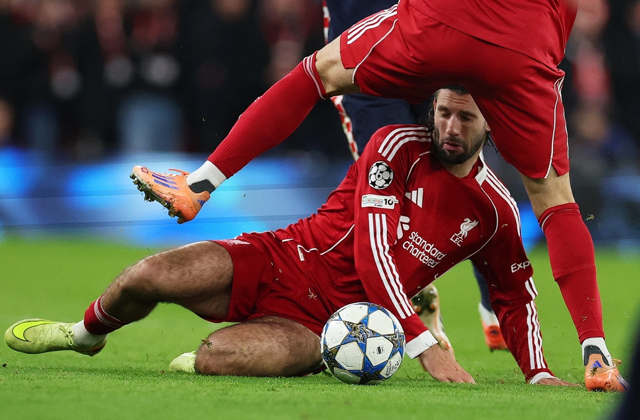 Liverpool sụp đổ ngay tại Anfield