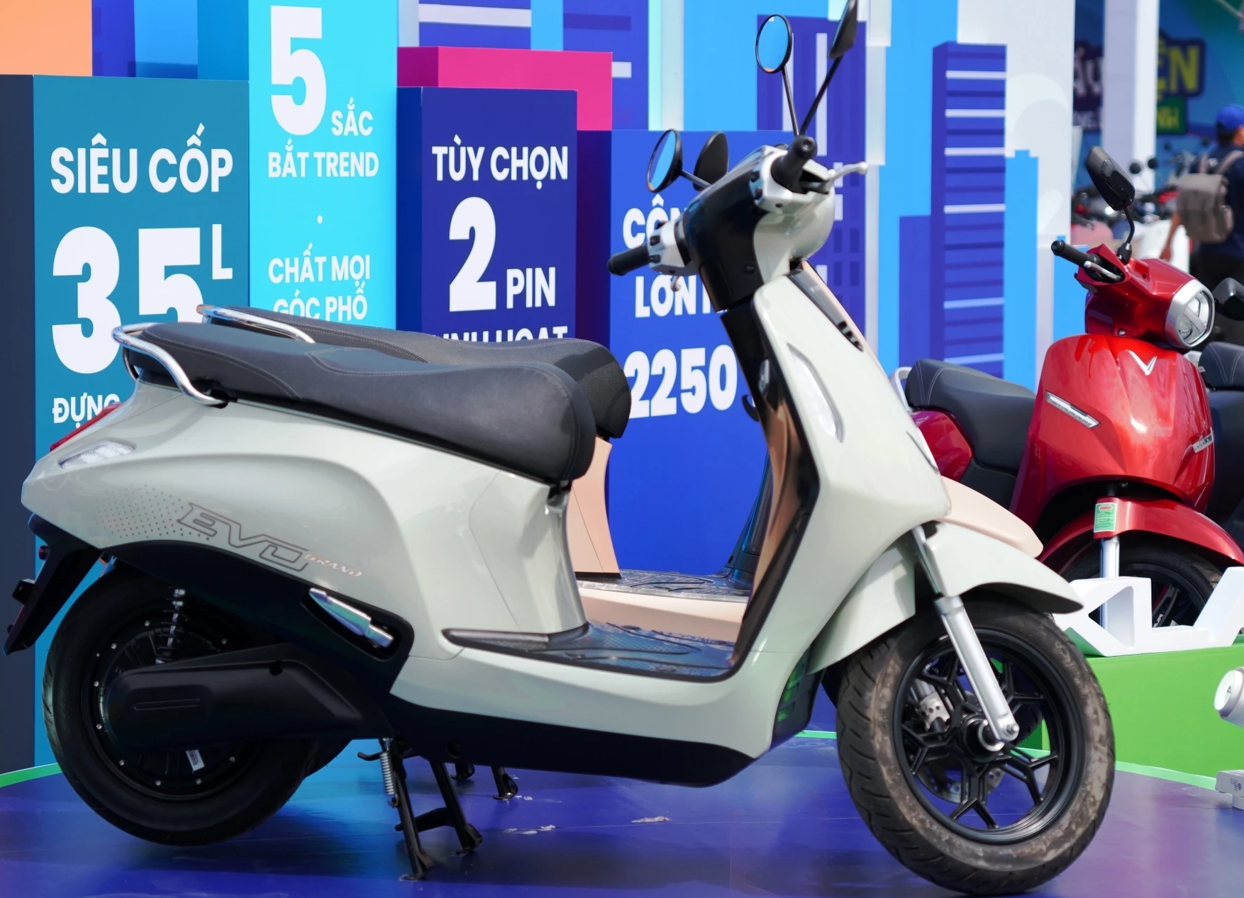 xe máy điện, phạm vi hoạt động 200 km, xe điện cho shipper, xe ôm công nghệ, VinFast Evo200, VinFast Evo Grand, Dat Bike Quantum S, trạm đổi pin