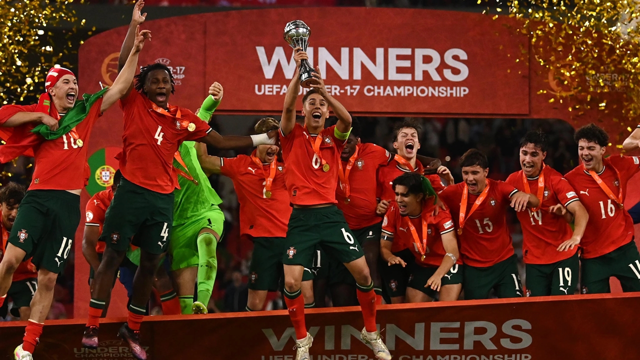 Ronaldo tự hào khi U17 Bồ Đào Nha lần đầu vô địch thế giới