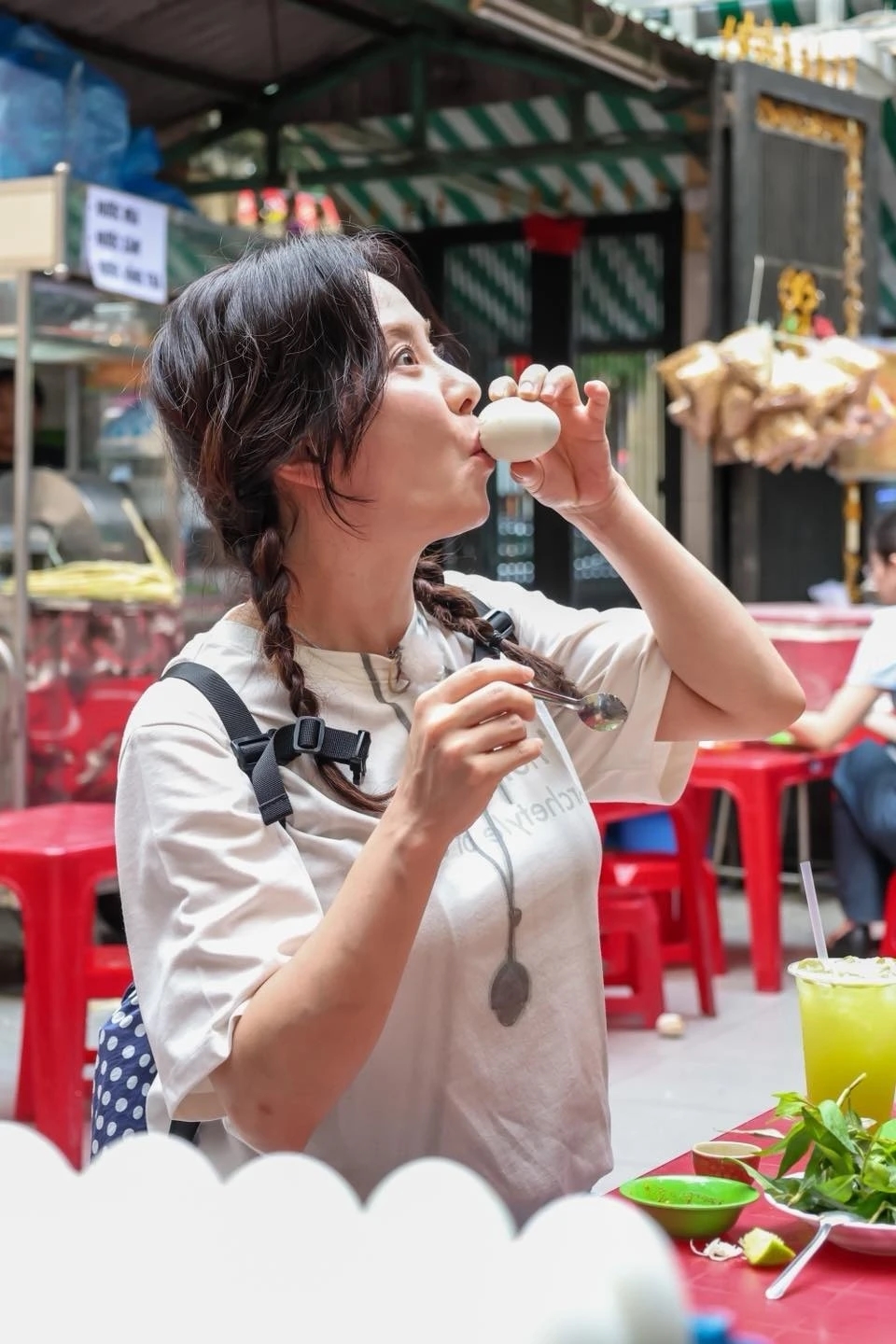 Song Ji Hyo ăn trứng vịt lộn, ẩm thực Việt Nam, hột vịt lộn, Song Ji Hyo tại Việt Nam, chương trình Mợ Ngố khen ngon