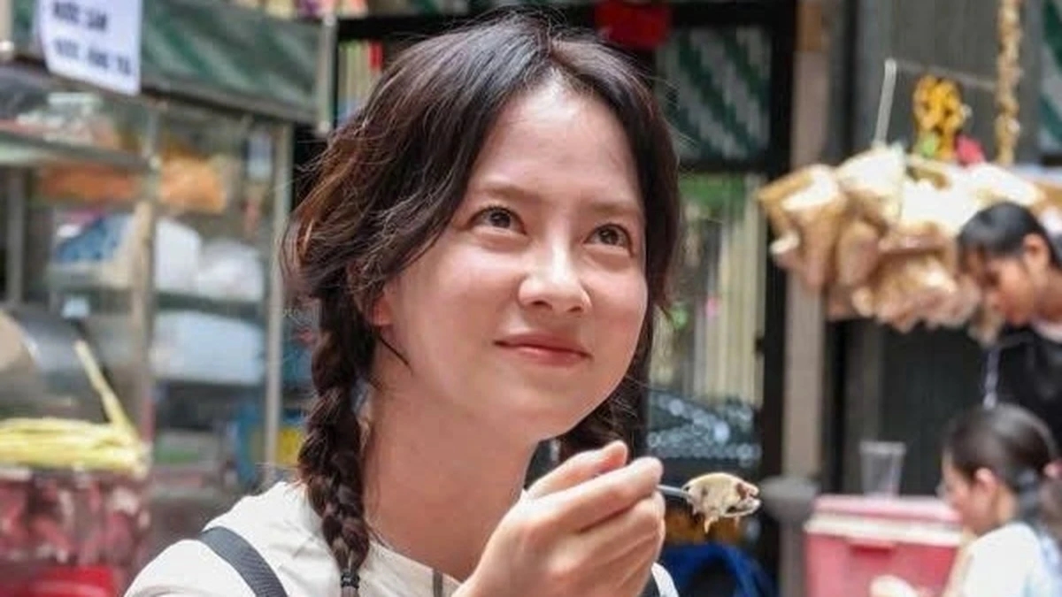Song Ji Hyo đội nón lá, ăn trứng vịt lộn tại Việt Nam