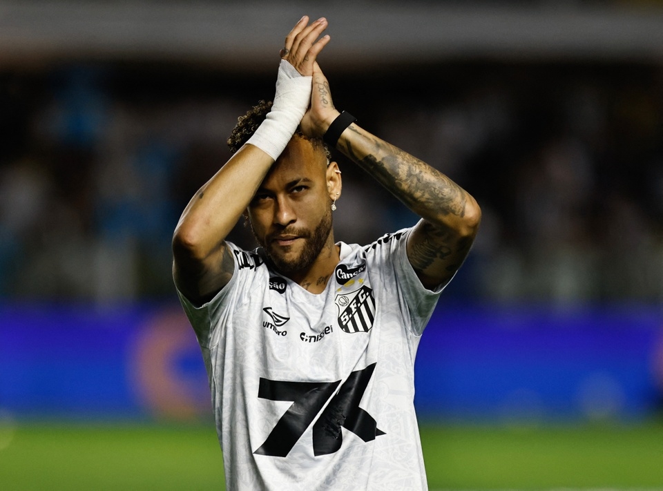 Neymar lập hat-trick