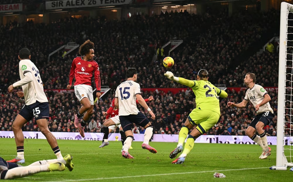 MU đánh rơi chiến thắng những phút cuối