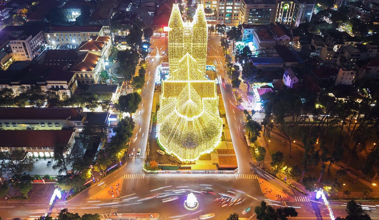 Check-in: Nhà thờ Đức Bà sáng đèn mùa Giáng sinh