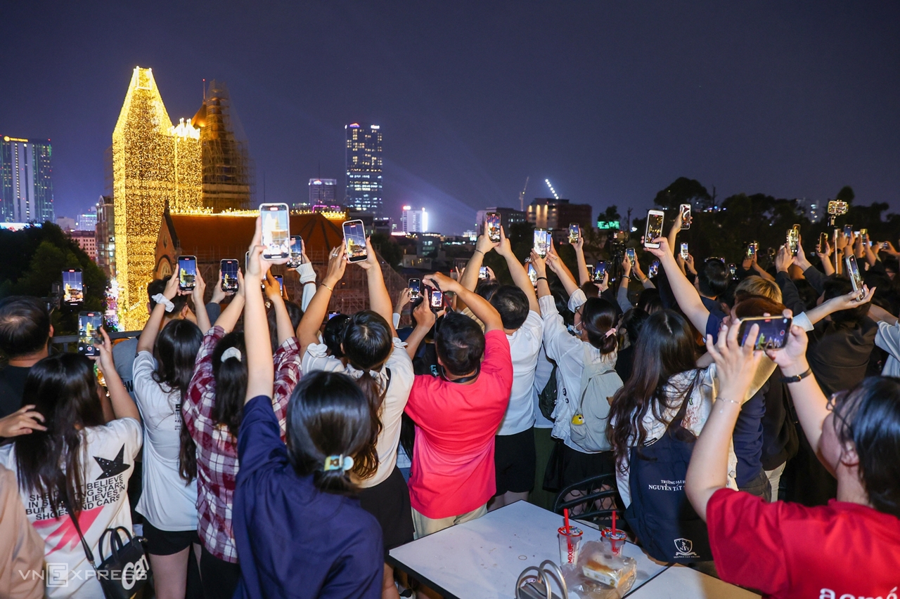 Nhà thờ Đức Bà lên đèn, check-in Giáng sinh, Nhà thờ Đức Bà 2025, trang hoàng Giáng sinh, điểm check-in Sài Gòn