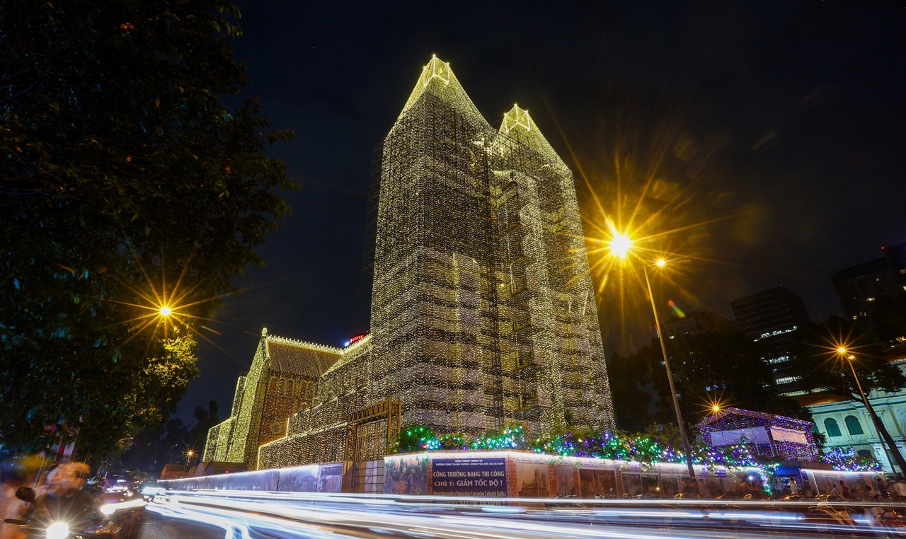 Nhà thờ Đức Bà lên đèn, check-in Giáng sinh, Nhà thờ Đức Bà 2025, trang hoàng Giáng sinh, điểm check-in Sài Gòn