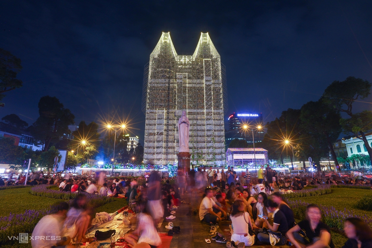 Nhà thờ Đức Bà lên đèn, check-in Giáng sinh, Nhà thờ Đức Bà 2025, trang hoàng Giáng sinh, điểm check-in Sài Gòn
