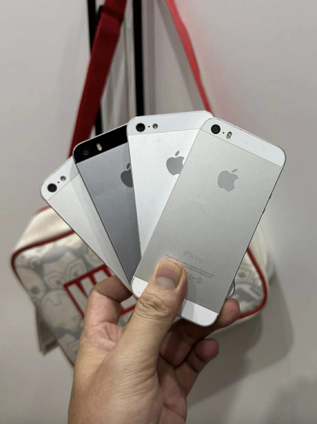 iPhone 5 cũ, chụp ảnh hoài cổ, giới trẻ săn iPhone 5, xu hướng retro, ảnh mờ ngả vàng, iPhone 5 giá rẻ
