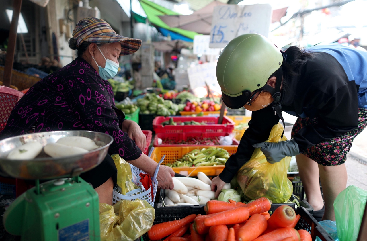Giá thực phẩm và nhiên liệu leo thang sau mưa lũ
