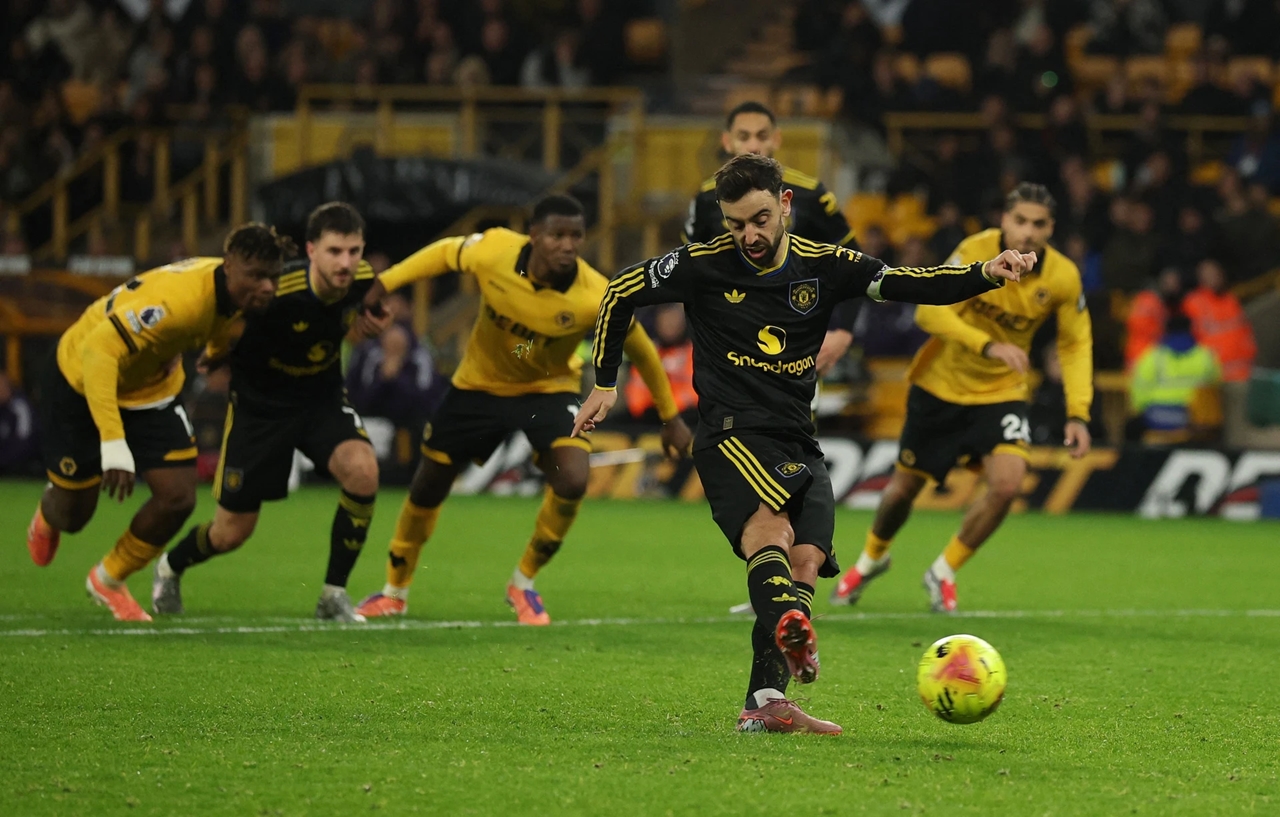 MU thắng Wolves, MU lên hạng, kết quả Wolves vs MU, Bruno Fernandes, Mbeumo MU, Mason Mount ghi bàn