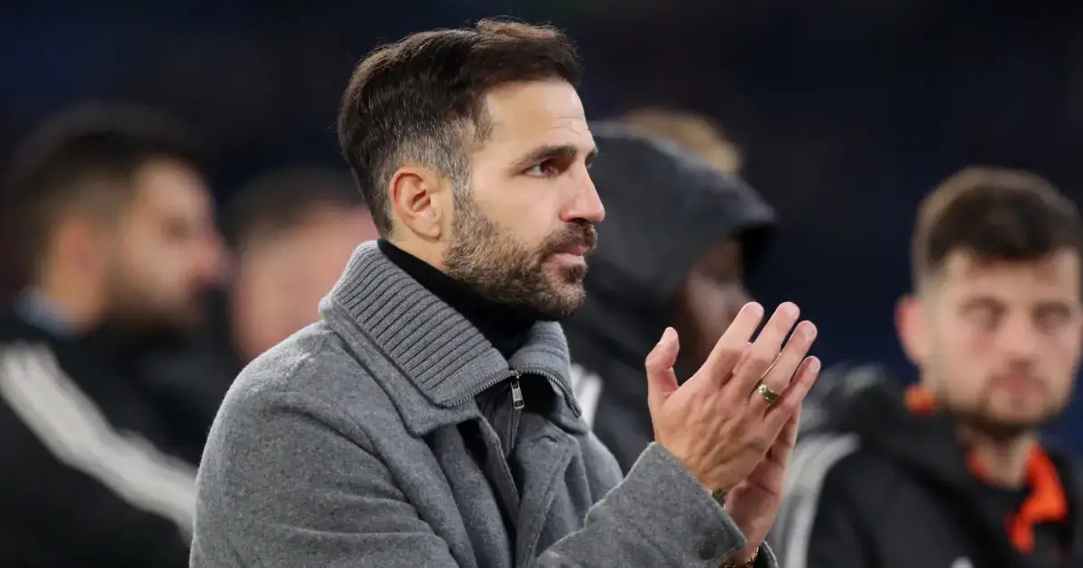 Como: Chiếc áo chật của Fabregas